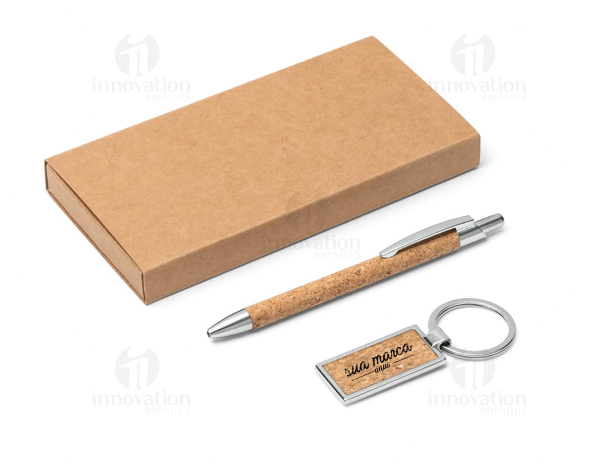 Bloco de anotações fora de linha em fundo branco com folhas amarelas e caneta preta ao lado. Bloco de anotações fora de linha em fundo branco com folhas amarelas e caneta preta ao lado.