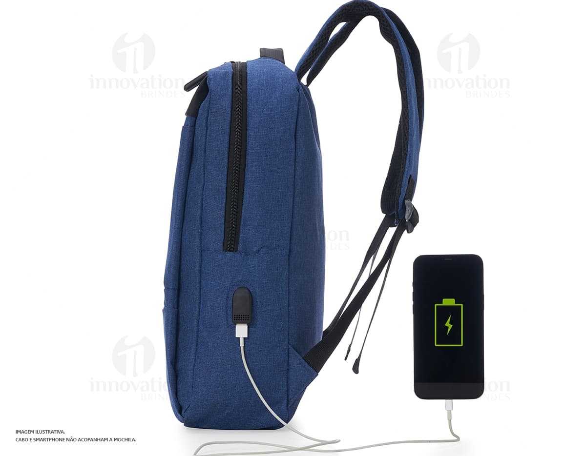 Mochila azul com zíper e com entrada USB para carregar seu celular. Mochila azul com zíper e com entrada USB para carregar seu celular.