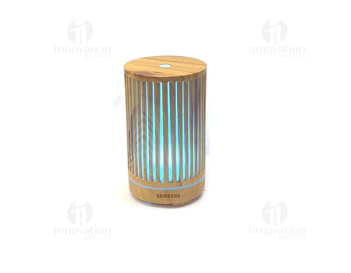 Seis porta copos personalizados com estampas coloridas e vibrantes, dispostos lado a lado em uma superfície lisa e brilhante. Seis porta copos personalizados com estampas coloridas e vibrantes, dispostos lado a lado em uma superfície lisa e brilhante.