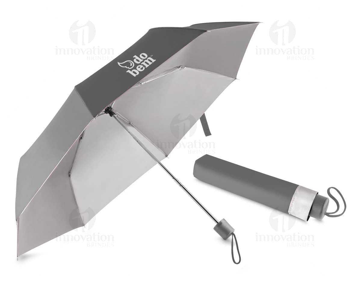 Guarda-chuva com cabo e haste de metal em fundo branco. Guarda-chuva com cabo e haste de metal em fundo branco.