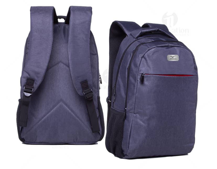 Mochila notebook feita de poliéster com zíper duplo.