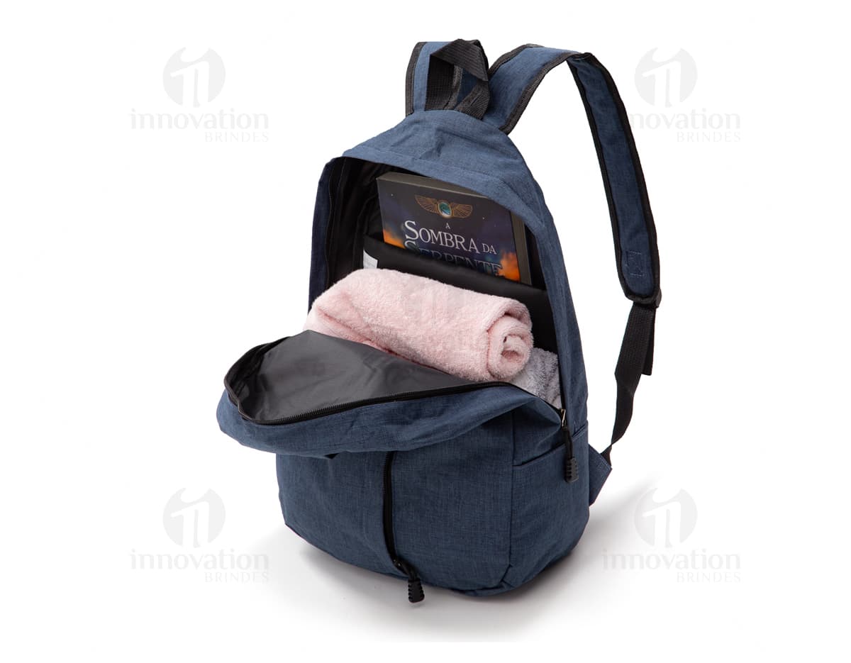 Mochila notebook em poliéster azul escuro, com alças de couro, zíper, bolsos e compartimentos de armazenamento. Ideal para viagens, esportes, escola e lazer. Mochila notebook em poliéster azul escuro, com alças de couro, zíper, bolsos e compartimentos de armazenamento. Ideal para viagens, esportes, escola e lazer.