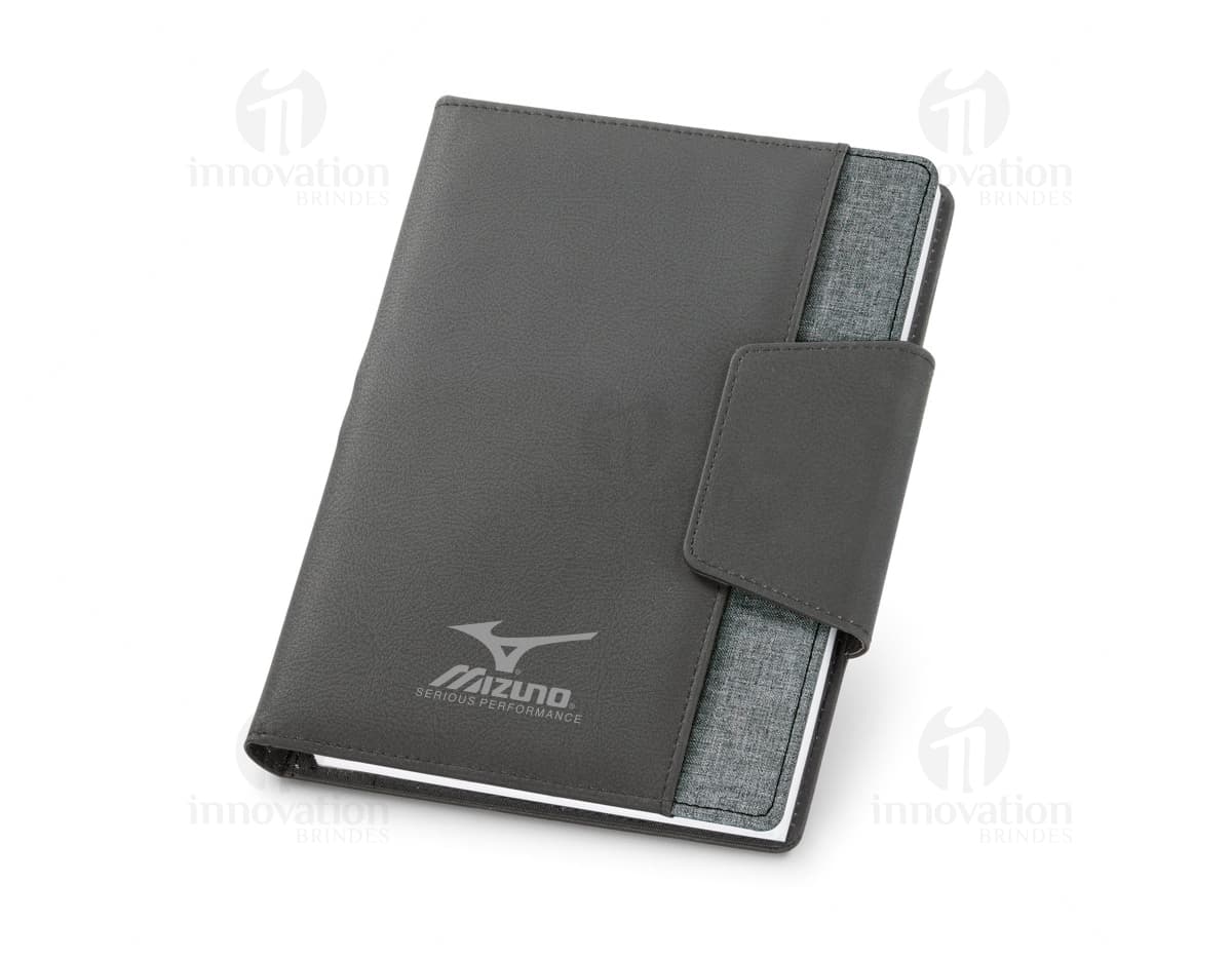 Bloco de anotações A5 preto de couro para negócios com teclado e dispositivo de computador. Inclui carteira, chave, papel e dinheiro. Ideal para armazenar informações importantes de forma segura e organizada. Bloco de anotações A5 preto de couro para negócios com teclado e dispositivo de computador. Inclui carteira, chave, papel e dinheiro. Ideal para armazenar informações importantes de forma segura e organizada.