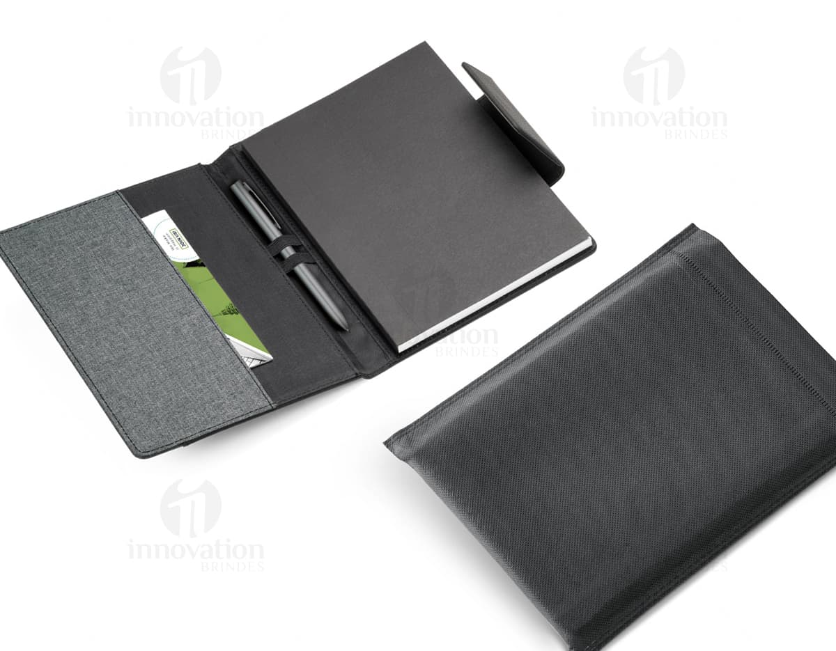 Caderno com capa dura em tons de azul e verde, apresentando desenhos de flores e folhas. Caderno com capa dura em tons de azul e verde, apresentando desenhos de flores e folhas.