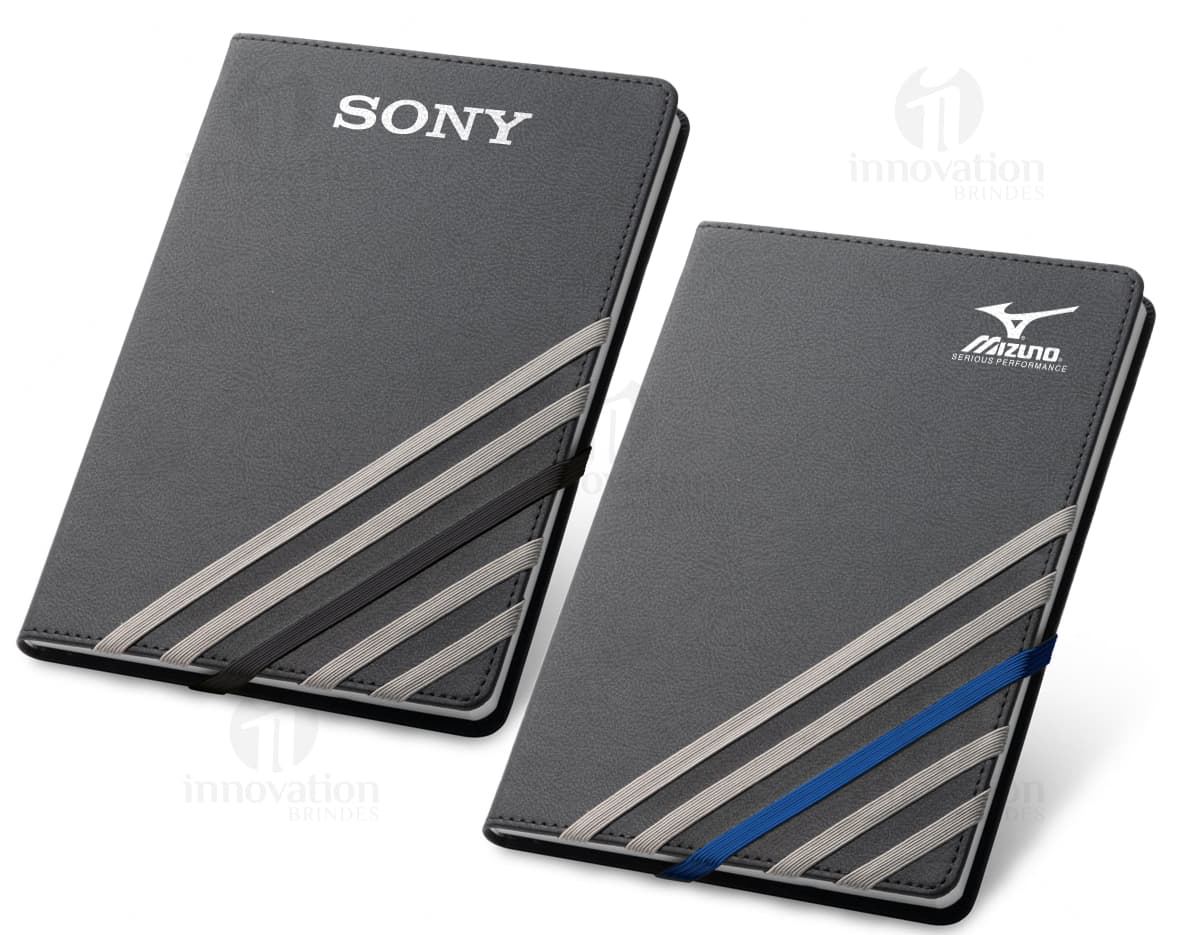 Kit com 6 porta copos em formato quadrado, feitos de material resistente e com design moderno em tons de azul e verde. Cada porta copo possui uma estampa diferente de folhas e flores. Kit com 6 porta copos em formato quadrado, feitos de material resistente e com design moderno em tons de azul e verde. Cada porta copo possui uma estampa diferente de folhas e flores.