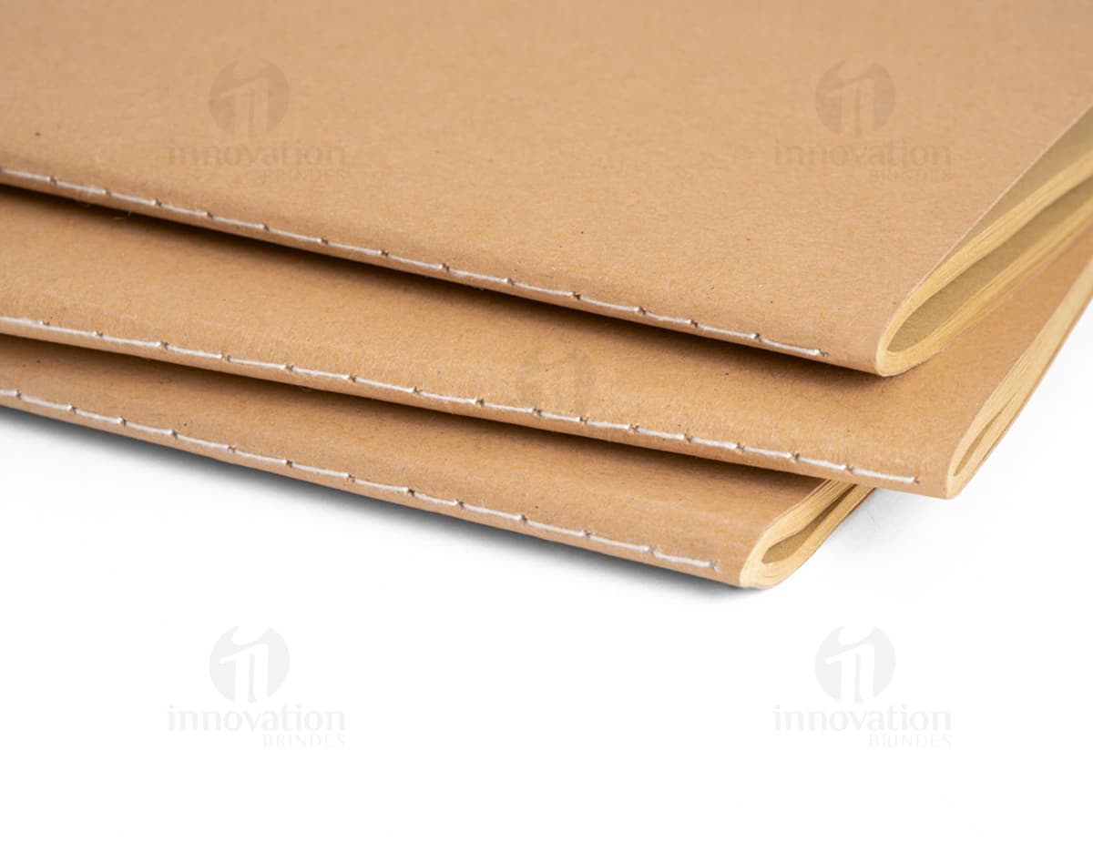 Bloco de anotações em percalux na cor preta, com fechamento em elástico e detalhes em dourado. Tamanho 21x14cm. Bloco de anotações em percalux na cor preta, com fechamento em elástico e detalhes em dourado. Tamanho 21x14cm.