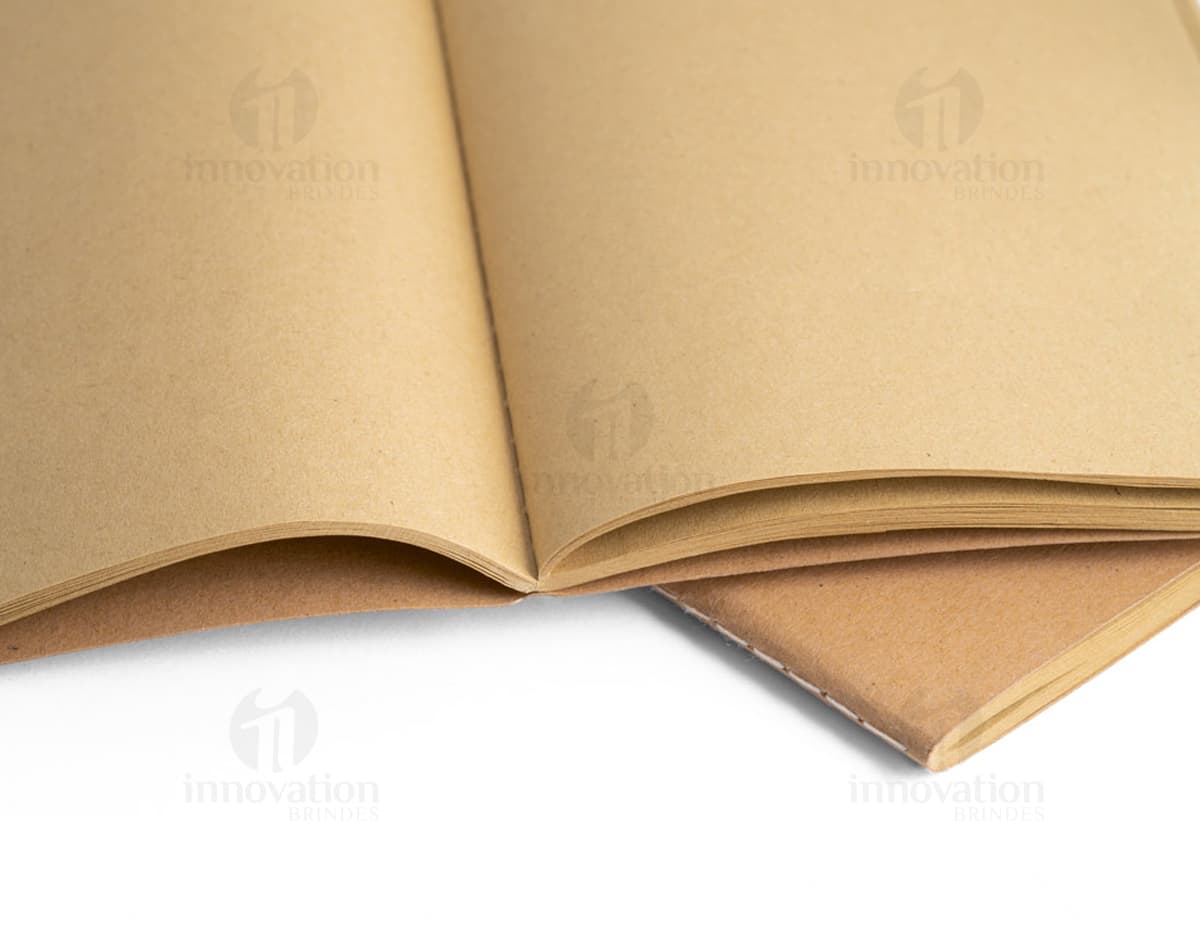 Bloco de anotações A4 com capa reciclada, contendo páginas em branco para estudo, escrita e organização de informações. O produto possui capa de couro marrom desgastado, ideal para uso pessoal, universitário ou profissional. Bloco de anotações A4 com capa reciclada, contendo páginas em branco para estudo, escrita e organização de informações. O produto possui capa de couro marrom desgastado, ideal para uso pessoal, universitário ou profissional.