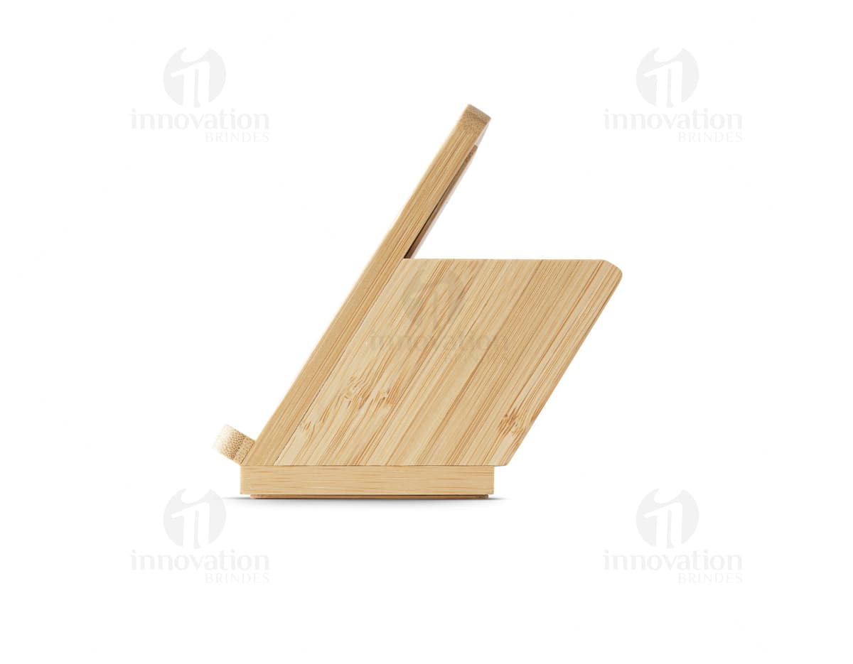 Chopping block de madeira vazio com bloco de papel em cima, lápis amarelo e suporte de bambu para carregador portátil. Chopping block de madeira vazio com bloco de papel em cima, lápis amarelo e suporte de bambu para carregador portátil.