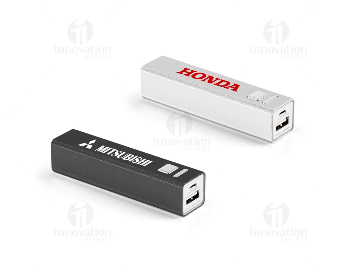 Power bank preto com capacidade de 2.600 mAh, indicador de carga e entrada USB. Power bank preto com capacidade de 2.600 mAh, indicador de carga e entrada USB.