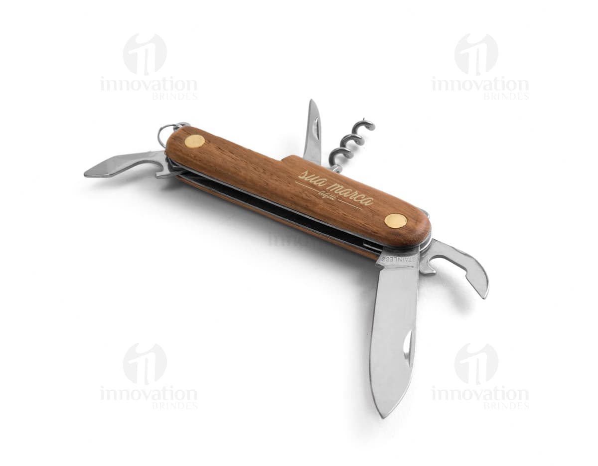 Saleiro de cerâmica branco com detalhe de colher de madeira e tampa de bambu sobre fundo de mármore claro. Saleiro de cerâmica branco com detalhe de colher de madeira e tampa de bambu sobre fundo de mármore claro.