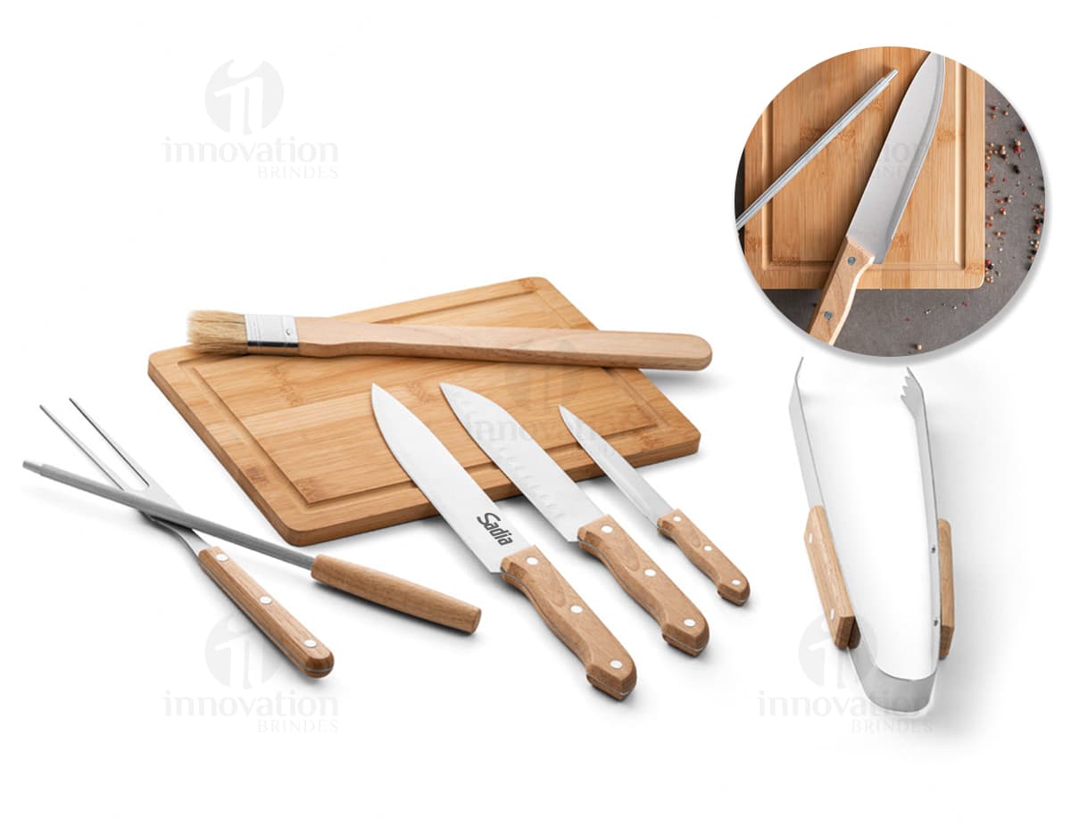 Kit churrasco com 7 utensílios em bambu, incluindo garfo, faca, espátula, colher e palitos, ideal para preparar refeições ao ar livre ou em casa. Fabricado em madeira resistente e durável, com design elegante e prático para o manuseio durante o preparo das refeições. Completo e versátil para o uso na cozinha, no churrasco ou em restaurantes. Kit churrasco com 7 utensílios em bambu, incluindo garfo, faca, espátula, colher e palitos, ideal para preparar refeições ao ar livre ou em casa. Fabricado em madeira resistente e durável, com design elegante e prático para o manuseio durante o preparo das refeições. Completo e versátil para o uso na cozinha, no churrasco ou em restaurantes.