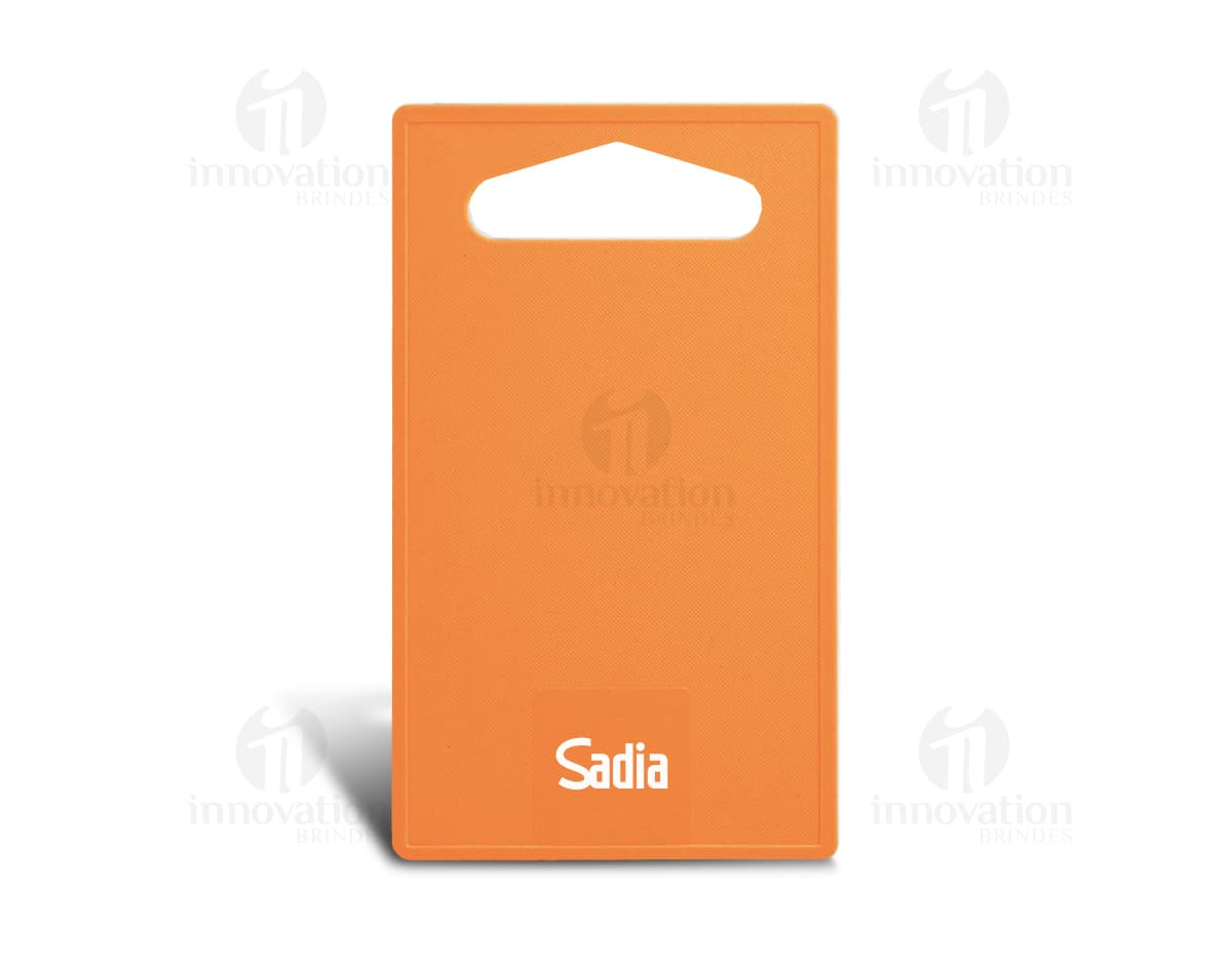 Tábua de corte de madeira com suco escorrendo de limão e ervas cortadas. Tábua de corte de madeira com suco escorrendo de limão e ervas cortadas.