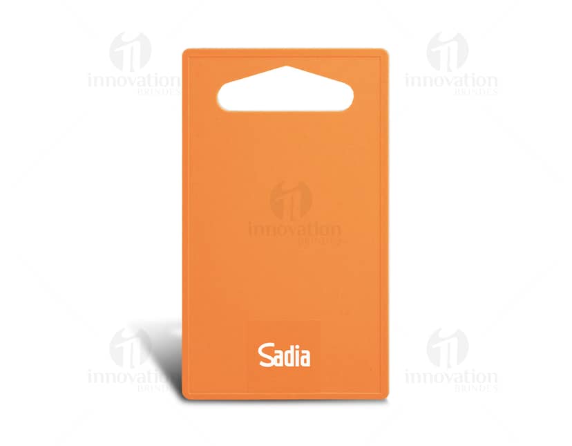 Tábua de corte de madeira com suco escorrendo de limão e ervas cortadas.