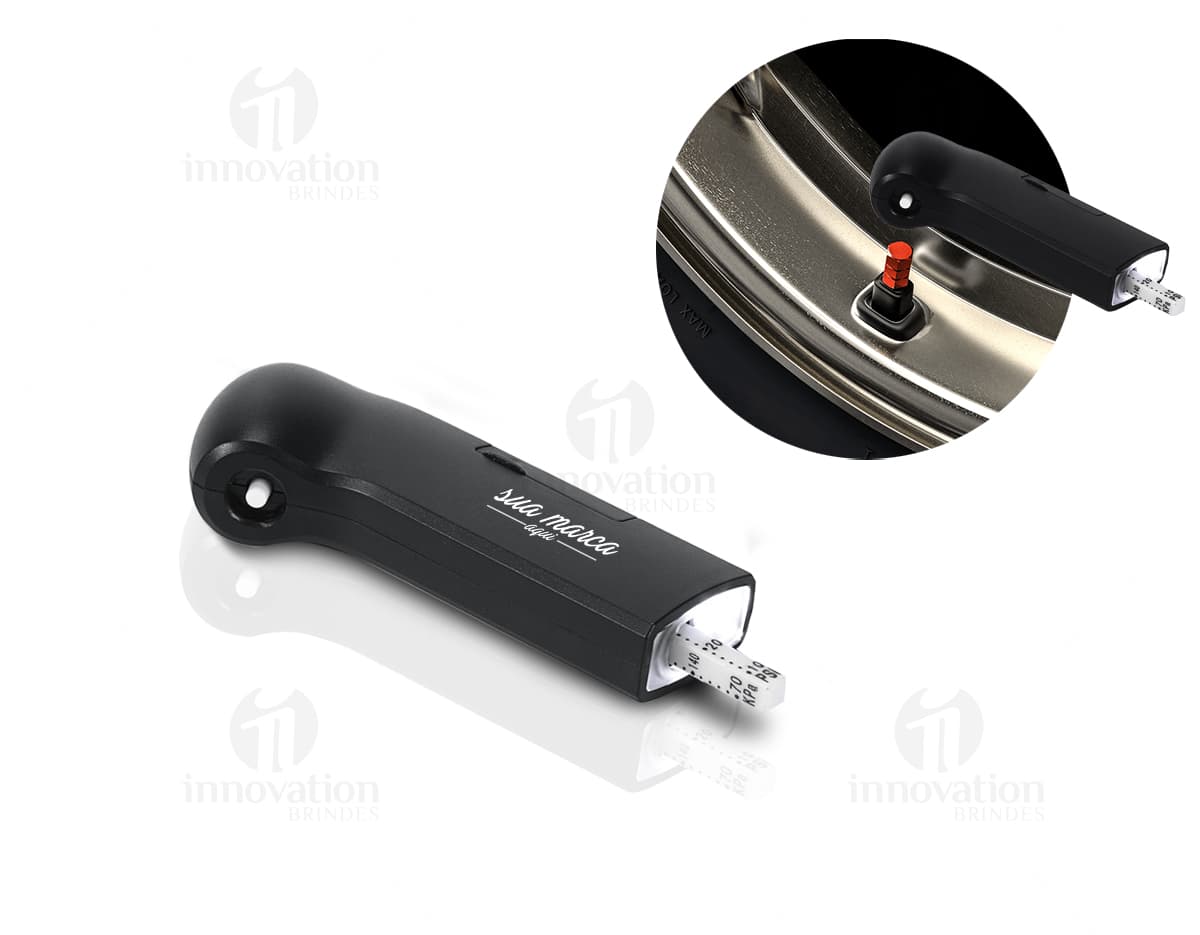 Medidor de pressão fora de linha em cor preta com visor digital e botões de controle na parte frontal. Medidor de pressão fora de linha em cor preta com visor digital e botões de controle na parte frontal.