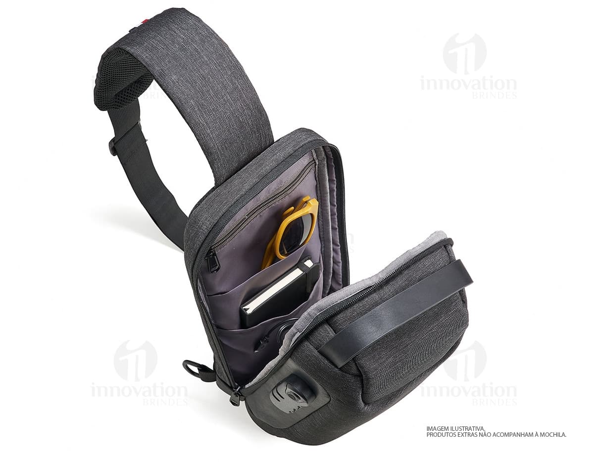 Mochila saco de poliéster com bolso frontal e zíper. Mochila saco de poliéster com bolso frontal e zíper.
