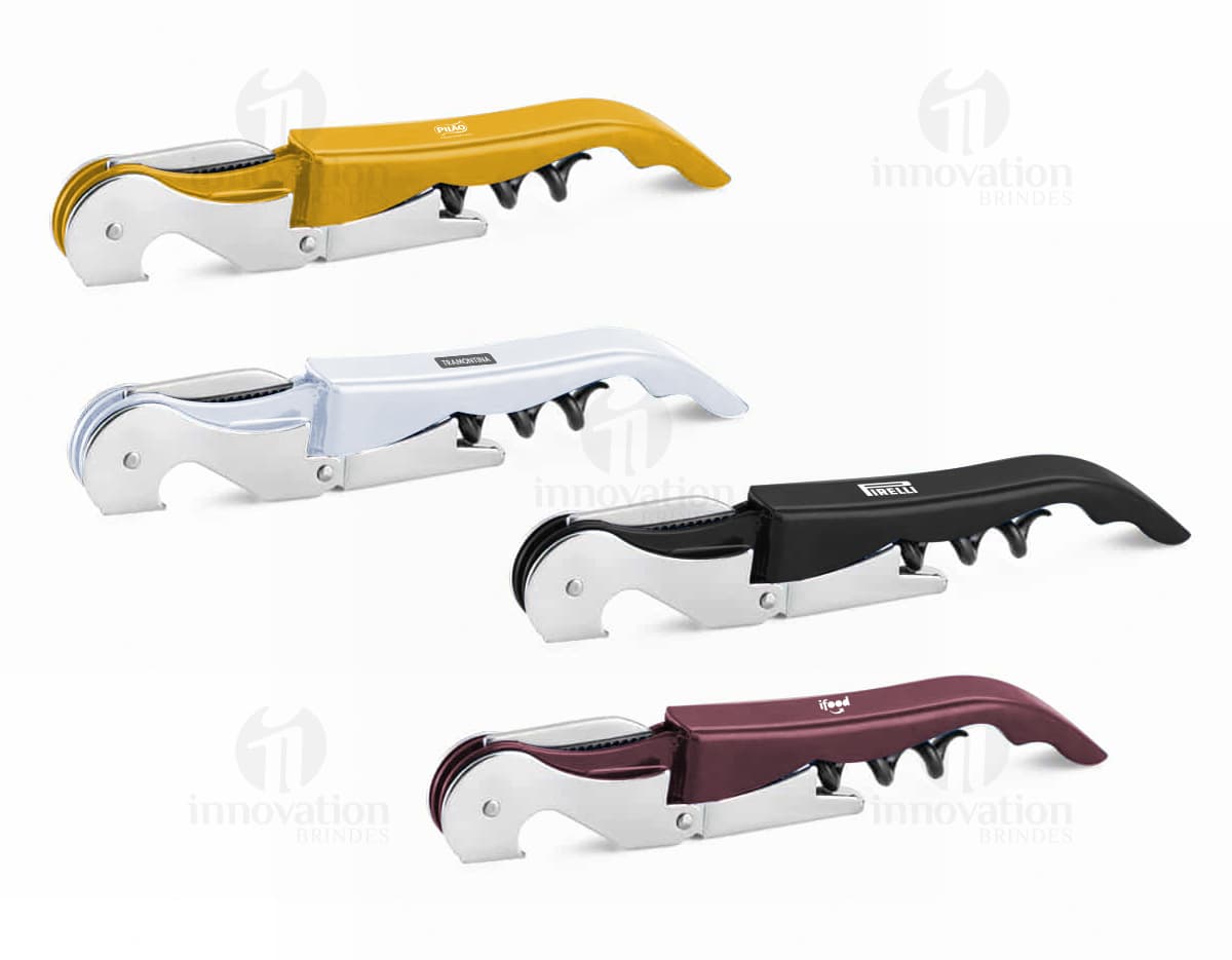 Peças de xadrez e ingredientes de culinária organizados em um kit moedor e porta temperos de madeira. O conjunto inclui um moedor de pimenta, alho fresco, e outros temperos, representando um jogo estratégico e saudável com foco em sucesso financeiro e bancário. Peças de xadrez e ingredientes de culinária organizados em um kit moedor e porta temperos de madeira. O conjunto inclui um moedor de pimenta, alho fresco, e outros temperos, representando um jogo estratégico e saudável com foco em sucesso financeiro e bancário.