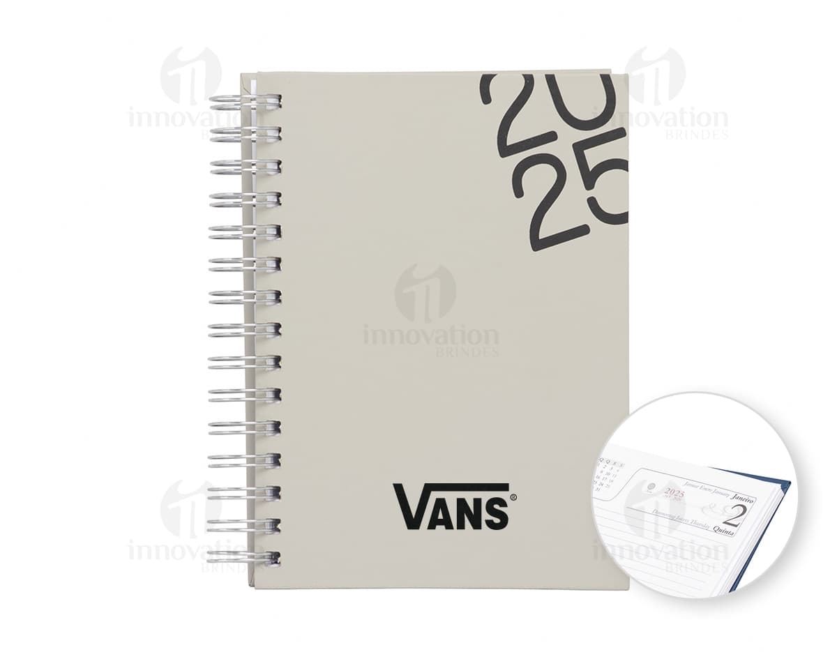 Kit com 6 porta copos em formato circular, feitos de madeira com estampas coloridas de paisagens tropicais e acabamento brilhante. Os porta copos são ideais para proteger superfícies de mesas e balcões enquanto adicionam um toque decorativo ao ambiente. Kit com 6 porta copos em formato circular, feitos de madeira com estampas coloridas de paisagens tropicais e acabamento brilhante. Os porta copos são ideais para proteger superfícies de mesas e balcões enquanto adicionam um toque decorativo ao ambiente.