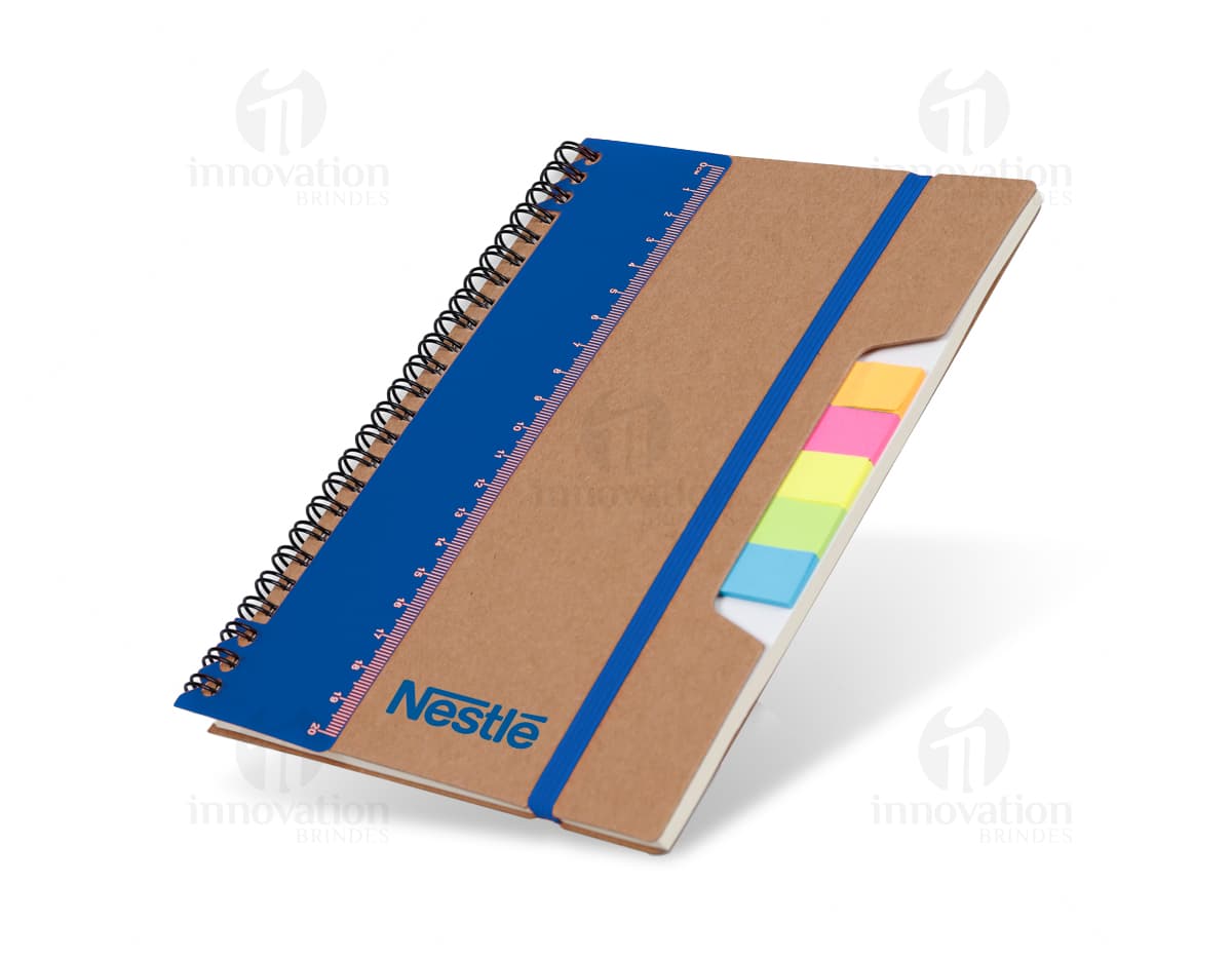 Bloco de anotações kraft com régua e sticky notes em destaque. Bloco de anotações kraft com régua e sticky notes em destaque.