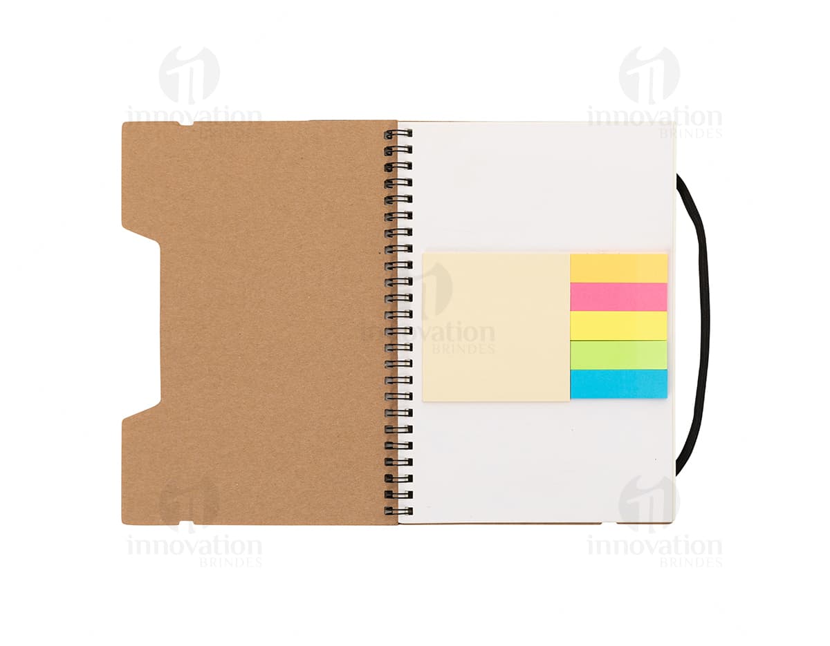 Bloco de anotações kraft com régua e sticky notes em destaque. Bloco de anotações kraft com régua e sticky notes em destaque.