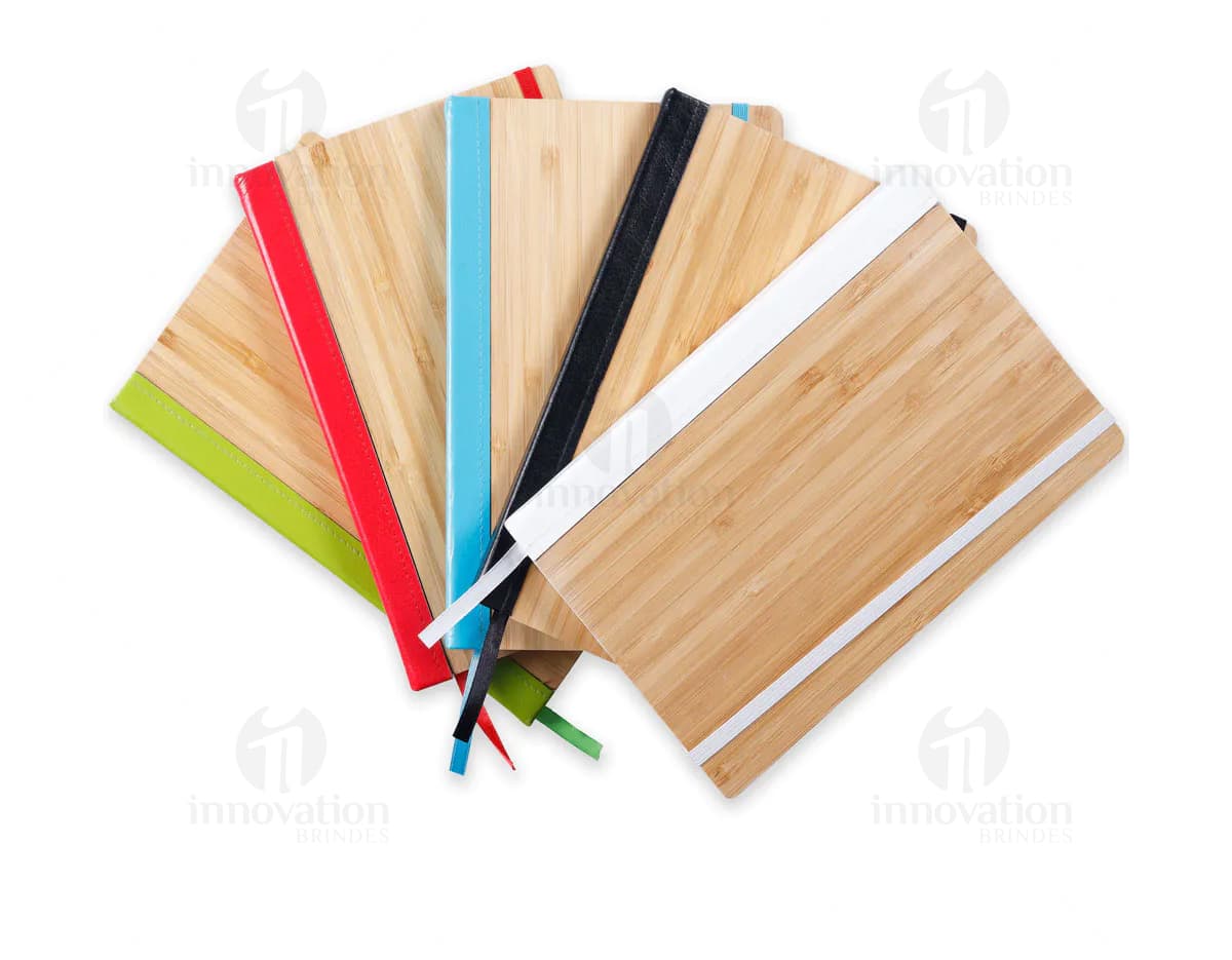 Kit com 6 porta copos de diferentes cores e estampas, feitos de material resistente. Kit com 6 porta copos de diferentes cores e estampas, feitos de material resistente.