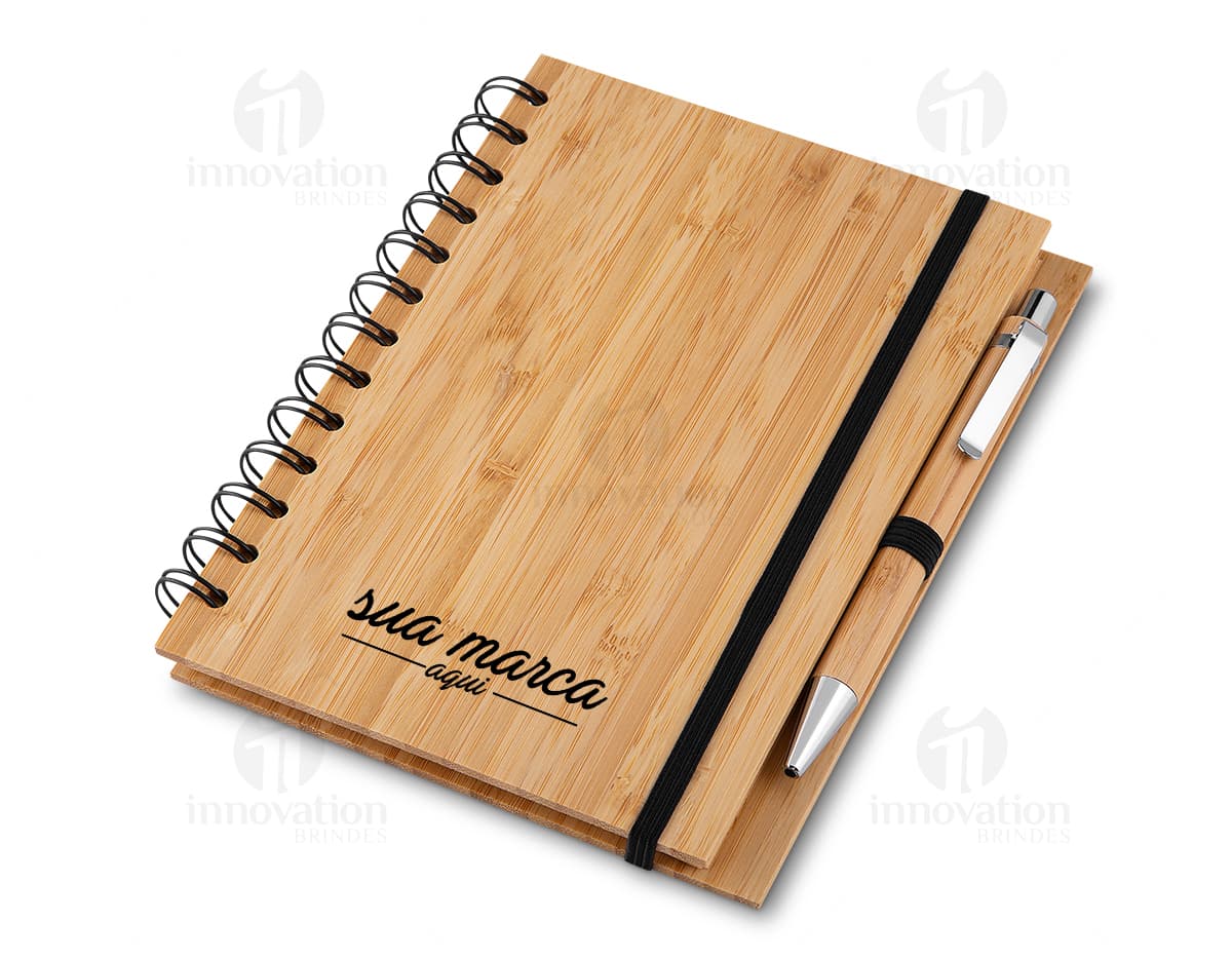 Caderno de 21x14,5cm com suporte para canetas, ideal para escrita e organização no escritório ou na escola. Perfeito para fazer planos, relatórios, anotações e gerenciar informações. Com design elegante em dourado, é um ótimo aliado para sucesso e produtividade. Caderno de 21x14,5cm com suporte para canetas, ideal para escrita e organização no escritório ou na escola. Perfeito para fazer planos, relatórios, anotações e gerenciar informações. Com design elegante em dourado, é um ótimo aliado para sucesso e produtividade.