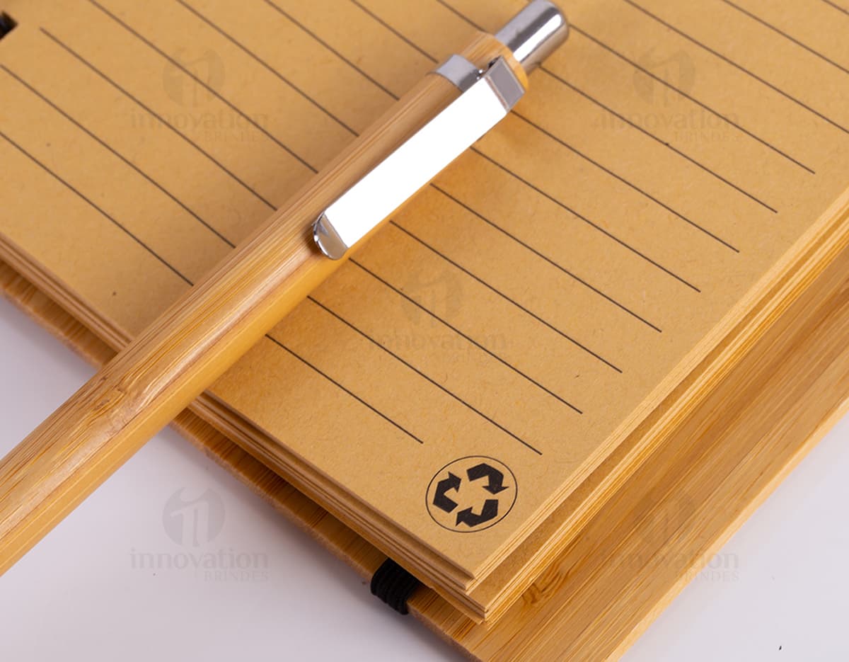 Kit com 6 porta copos com estampas coloridas e design moderno em uma mesa de madeira. Kit com 6 porta copos com estampas coloridas e design moderno em uma mesa de madeira.