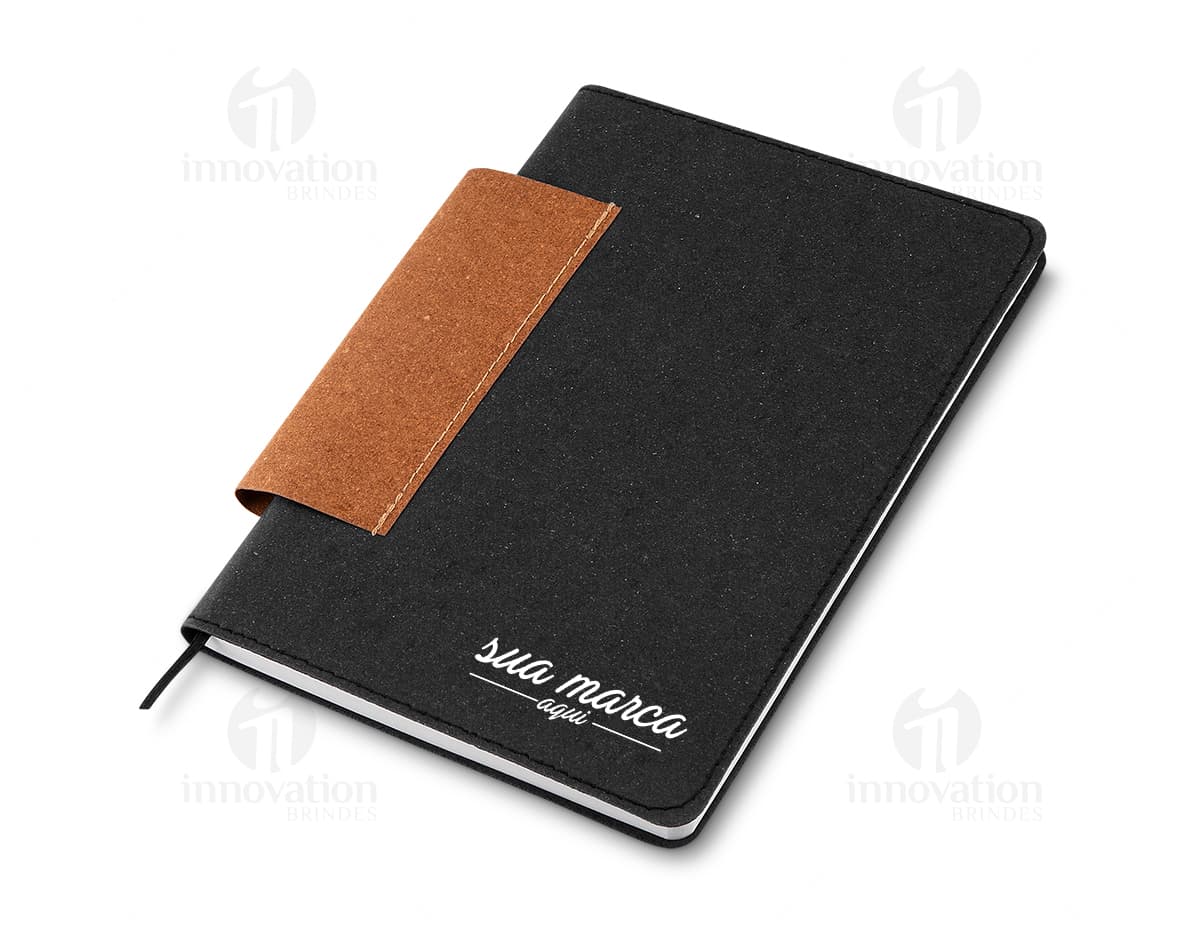 Bloco de couro reciclado com 80 folhas, ideal para escrita e organização de documentos e anotações. O produto possui um design clássico em couro preto e é perfeito para uso pessoal, de escritório ou de estudo. Oferece espaço suficiente para armazenar informações importantes, como notas, listas e compromissos. Bloco de couro reciclado com 80 folhas, ideal para escrita e organização de documentos e anotações. O produto possui um design clássico em couro preto e é perfeito para uso pessoal, de escritório ou de estudo. Oferece espaço suficiente para armazenar informações importantes, como notas, listas e compromissos.