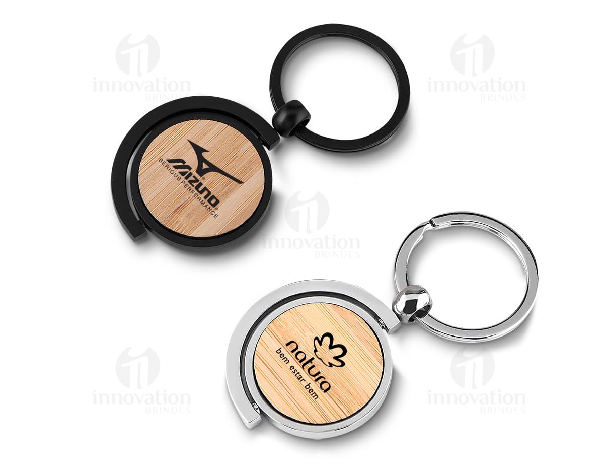 Chaveiro de metal com detalhe de bambu, apresentado em um estojo. Chaveiro de metal com detalhe de bambu, apresentado em um estojo.