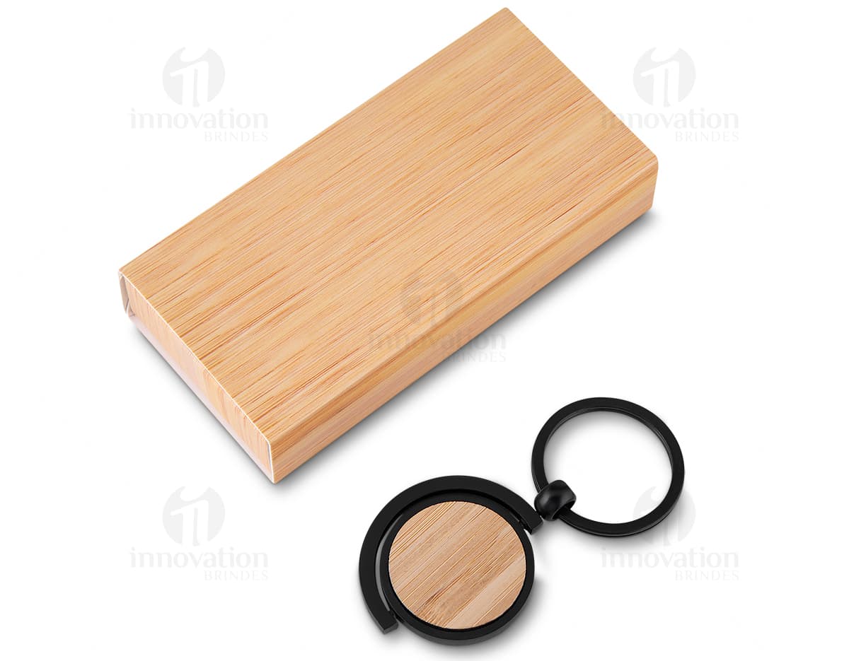 Chaveiro metal com detalhe de bambu, apresentado em um estojo. Chaveiro metal com detalhe de bambu, apresentado em um estojo.