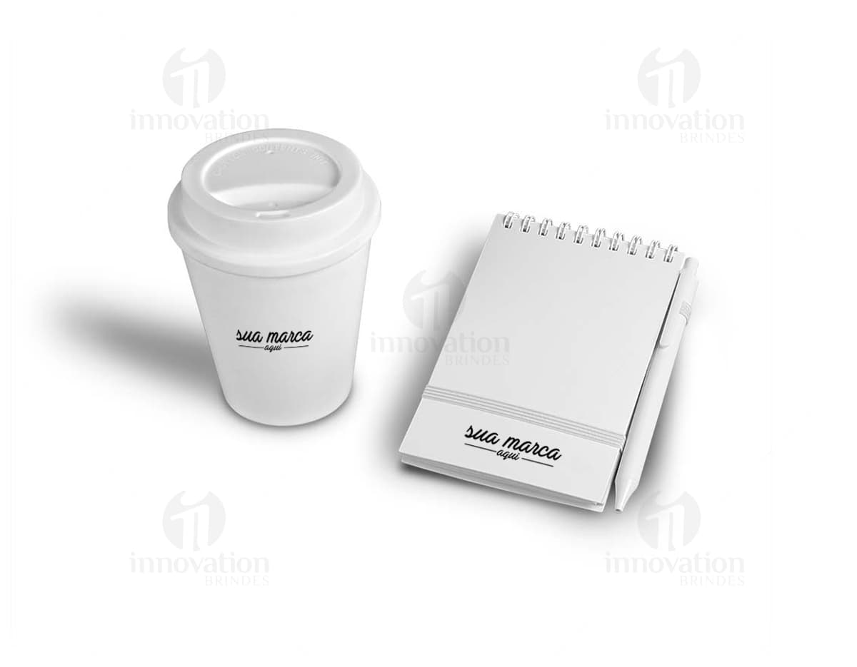 Kit com 6 porta copos dispostos em uma bandeja de madeira, cada porta copo possui estampas coloridas de frutas. Kit com 6 porta copos dispostos em uma bandeja de madeira, cada porta copo possui estampas coloridas de frutas.