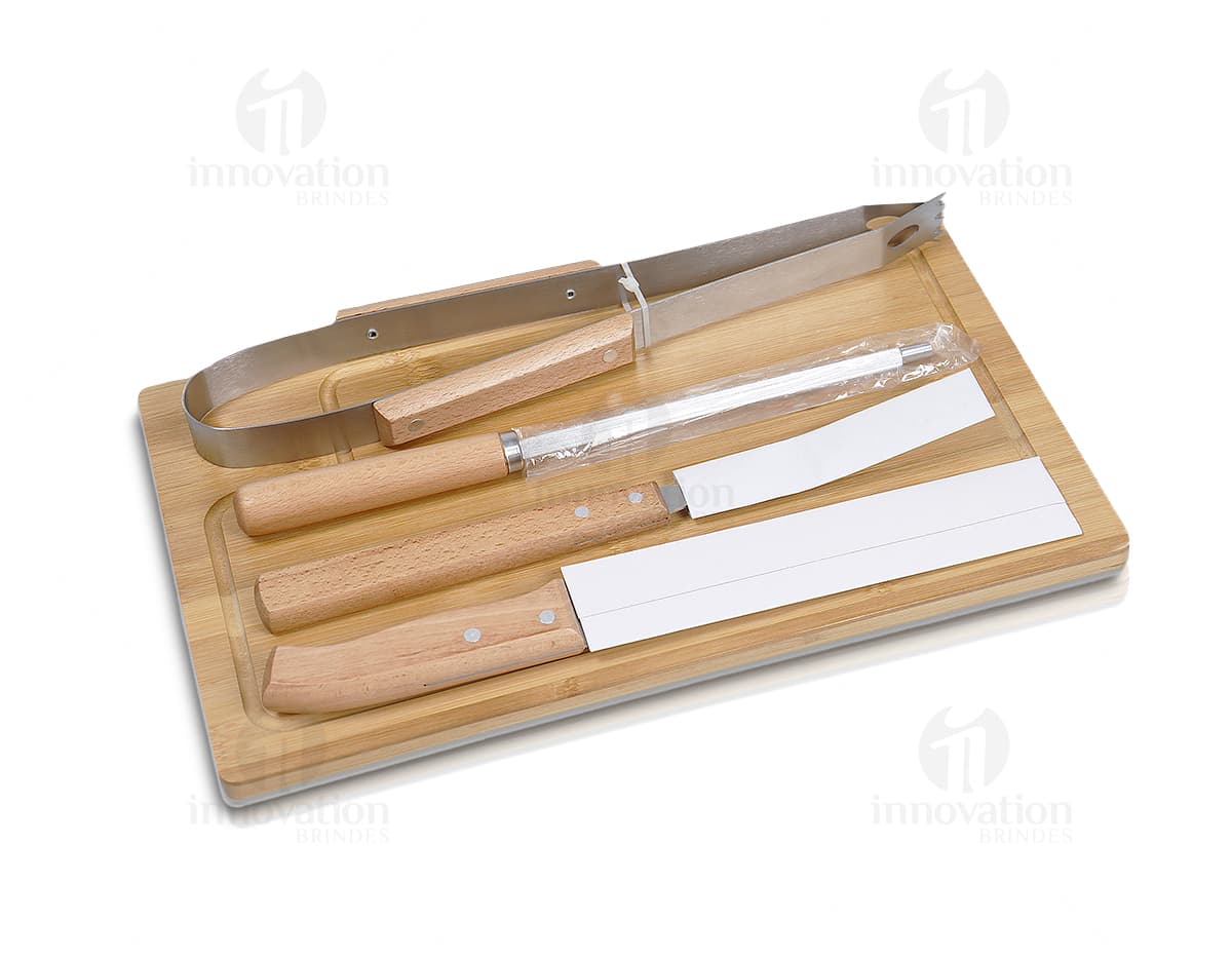 Kit churrasco contendo 7 peças com facas variadas em fundo branco. Kit churrasco contendo 7 peças com facas variadas em fundo branco.