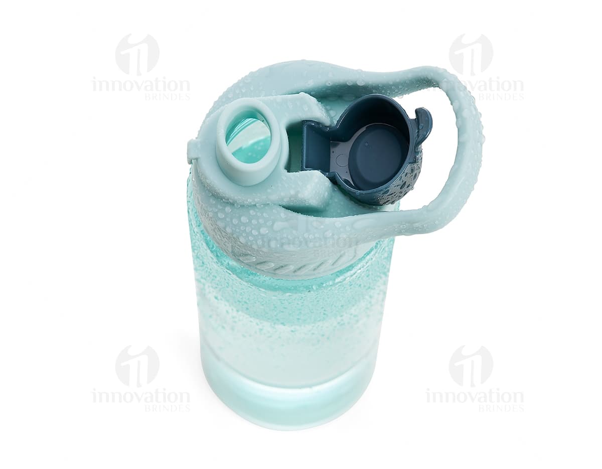 Squeeze plástico de 700ml com tampa trava. Squeeze plástico de 700ml com tampa trava.