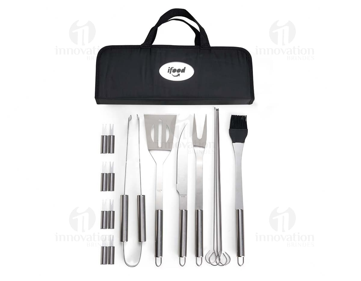 Kit Churrasco 17 Peças em aço inoxidável com estojo de transporte. Inclui faca, garfo, espátula, pinças, escova de limpeza e espetos. Ideal para churrascos ao ar livre. Kit Churrasco 17 Peças em aço inoxidável com estojo de transporte. Inclui faca, garfo, espátula, pinças, escova de limpeza e espetos. Ideal para churrascos ao ar livre.