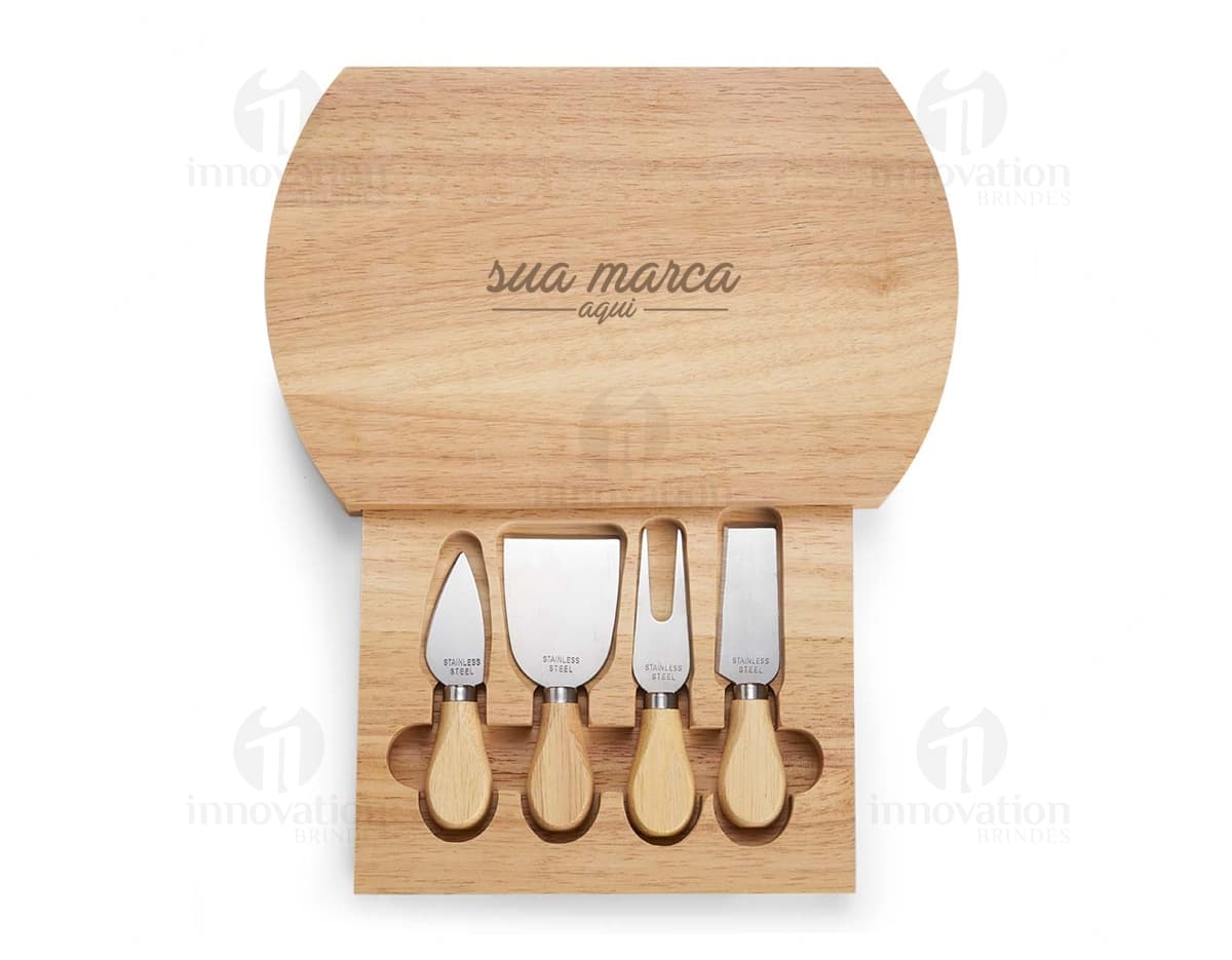 Kit queijo composto por 5 peças em um suporte de gaveta de bambu. Kit queijo composto por 5 peças em um suporte de gaveta de bambu.