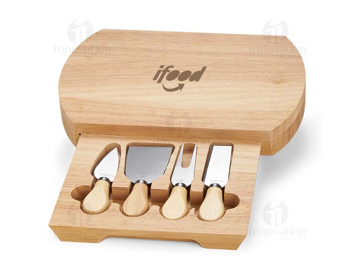 Kit queijo 5 peças em madeira - Conjunto de utensílios de cozinha de alta qualidade, perfeito para servir queijos e petiscos em família. Composto por espátula, faca, garfo e tábua de madeira. Ideal para jantares e reuniões. Adquira já o seu! Kit queijo 5 peças em madeira - Conjunto de utensílios de cozinha de alta qualidade, perfeito para servir queijos e petiscos em família. Composto por espátula, faca, garfo e tábua de madeira. Ideal para jantares e reuniões. Adquira já o seu!