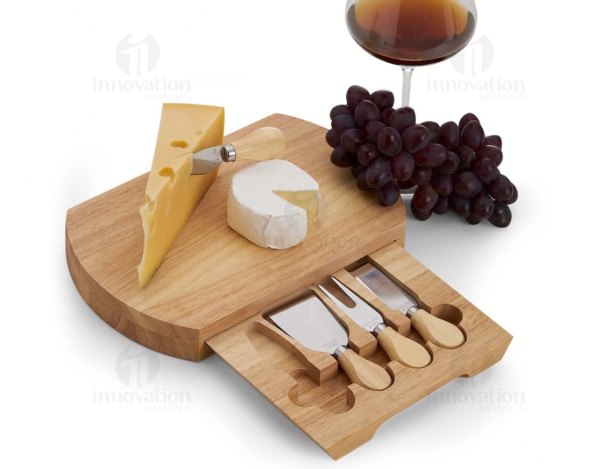 Kit queijo 5 peças em madeira - Conjunto de utensílios de cozinha de alta qualidade, perfeito para servir queijos e petiscos em família. Composto por espátula, faca, garfo e tábua de madeira. Ideal para jantares e reuniões. Adquira já o seu! Kit queijo 5 peças em madeira - Conjunto de utensílios de cozinha de alta qualidade, perfeito para servir queijos e petiscos em família. Composto por espátula, faca, garfo e tábua de madeira. Ideal para jantares e reuniões. Adquira já o seu!