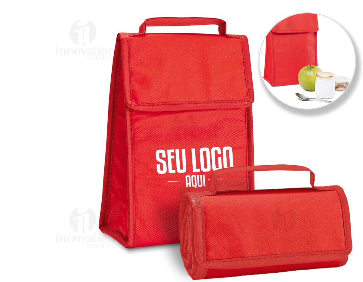 Bolsa térmica dobrável na cor azul, com fecho de zíper e alça ajustável. Bolsa térmica dobrável na cor azul, com fecho de zíper e alça ajustável.
