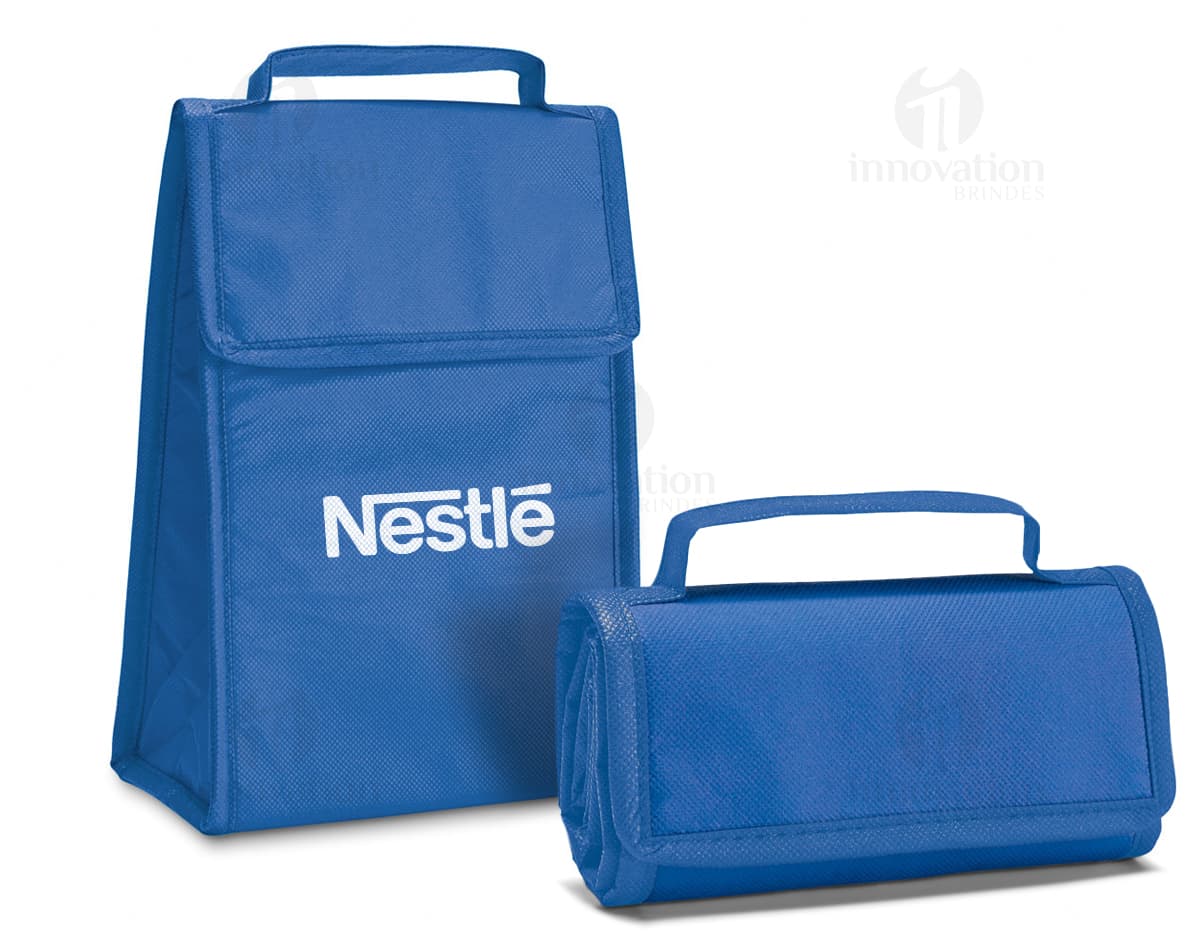 Bolsa térmica dobrável na cor azul, com alças e zíper visíveis. Bolsa térmica dobrável na cor azul, com alças e zíper visíveis.