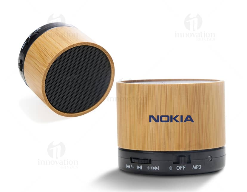 Kit com 6 porta copos de cores variadas, sendo 2 vermelhos, 2 azuis e 2 amarelos. Os porta copos possuem formato quadrado e são feitos de silicone antiderrapante.