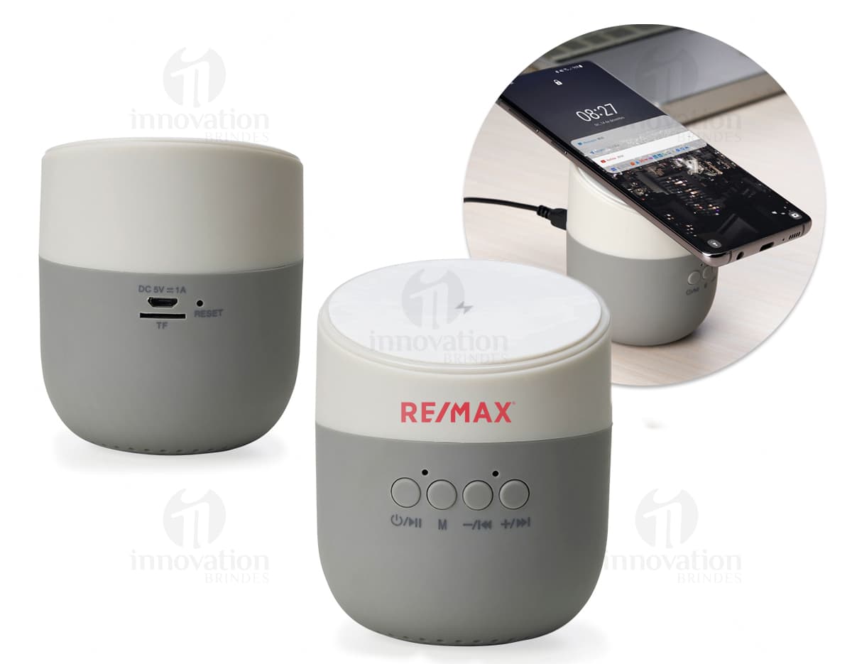 Caixa de som com carregador em um fundo branco. Caixa de som com carregador em um fundo branco.