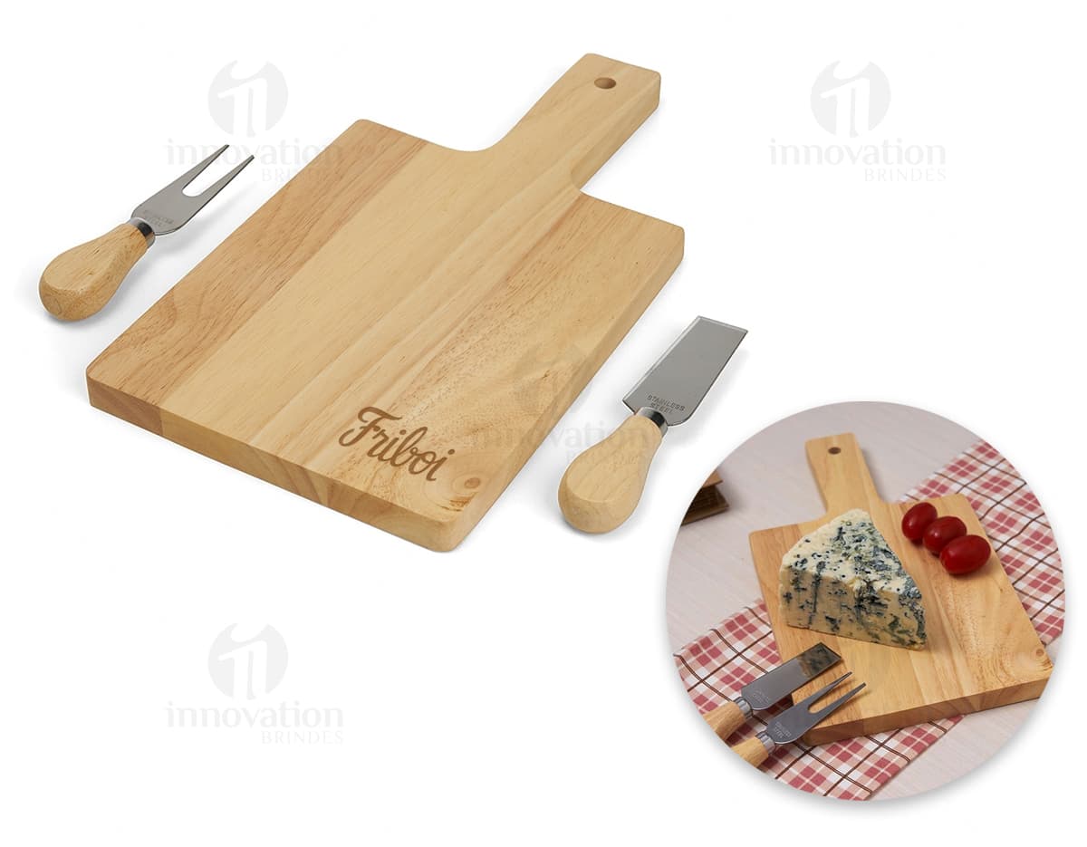 Kit queijo composto por três peças em uma tábua de bambu com orifício. Kit queijo composto por três peças em uma tábua de bambu com orifício.