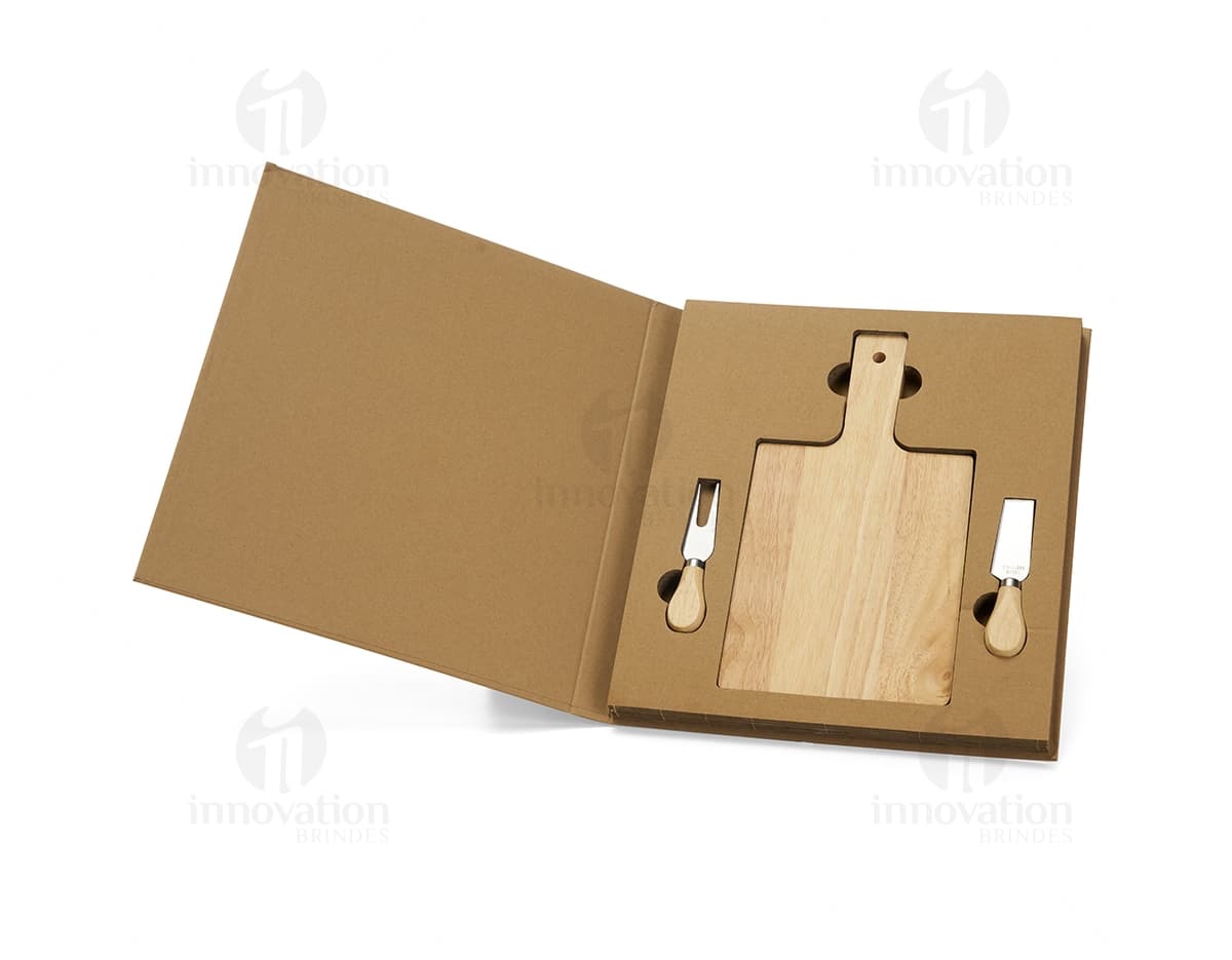 Conjunto 4 peças queijo: kit essencial, composto por faca, garfo, espátula e tábua de corte em madeira. Conjunto 4 peças queijo: kit essencial, composto por faca, garfo, espátula e tábua de corte em madeira.