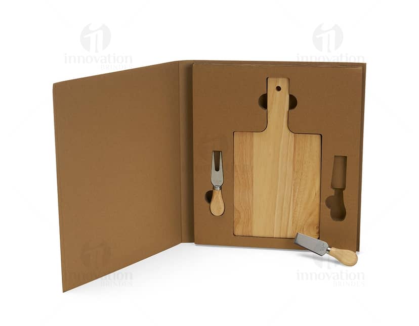 Kit queijo composto por 3 peças em uma tábua de bambu com um orifício.
