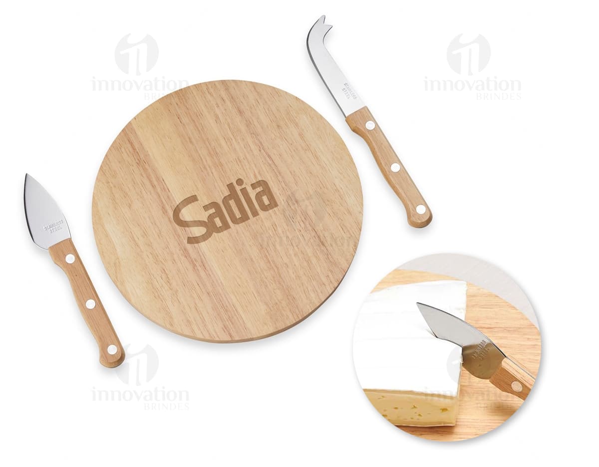 Kit queijo composto por 3 peças em um estojo kraft com um orifício. Kit queijo composto por 3 peças em um estojo kraft com um orifício.
