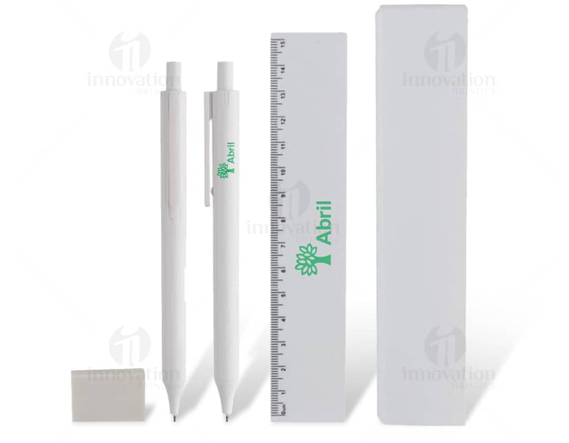 Kit churrasco composto por utensílios em aço inox e cabo de bambu. Os itens incluem faca, garfo, espátula e pinça para churrasco, apresentados em uma caixa de madeira.