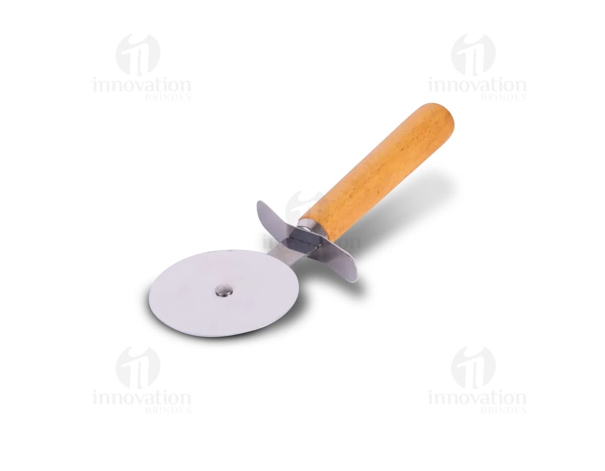 Kit pizza composto por 2 peças: uma tábua e um cortador. A tábua tem um design quadrado e o cortador tem uma lâmina circular. Kit pizza composto por 2 peças: uma tábua e um cortador. A tábua tem um design quadrado e o cortador tem uma lâmina circular.