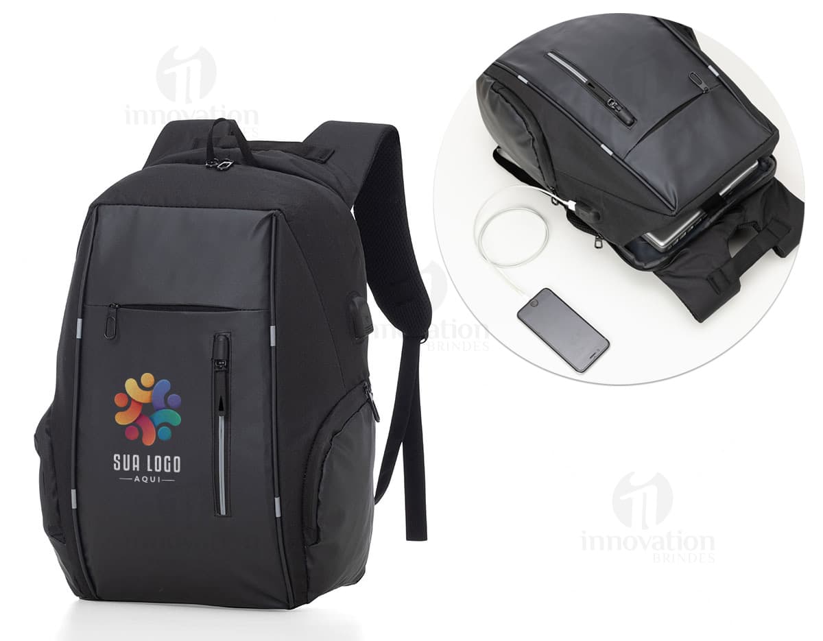 Mochila com bolsos laterais em rede. Mochila com bolsos laterais em rede.