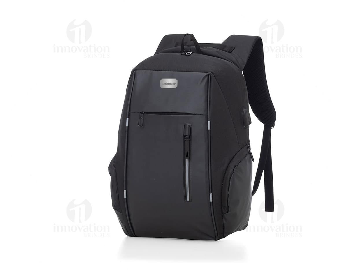 Mochila com bolsos laterais em rede. Mochila com bolsos laterais em rede.