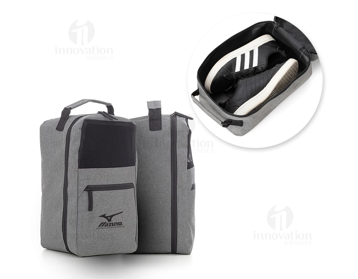 Porta-tênis moderno e seguro, feito de metal prateado. Oferece proteção para os calçados com fecho de segurança tipo fivela. Porta-tênis moderno e seguro, feito de metal prateado. Oferece proteção para os calçados com fecho de segurança tipo fivela.