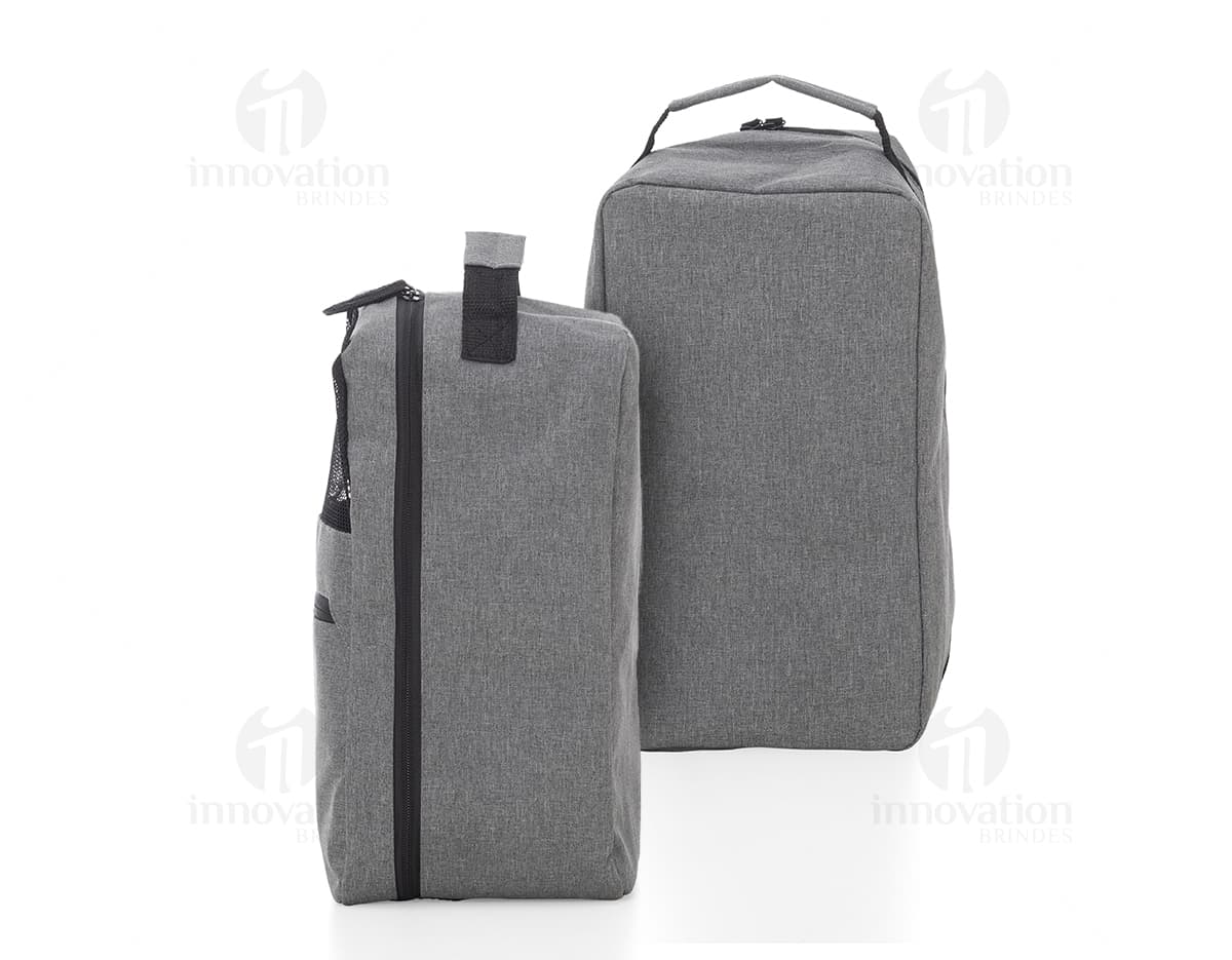 Foto de um porta tênis com capacidade para até 12 pares, produzido em plástico resistente na cor branca. Foto de um porta tênis com capacidade para até 12 pares, produzido em plástico resistente na cor branca.